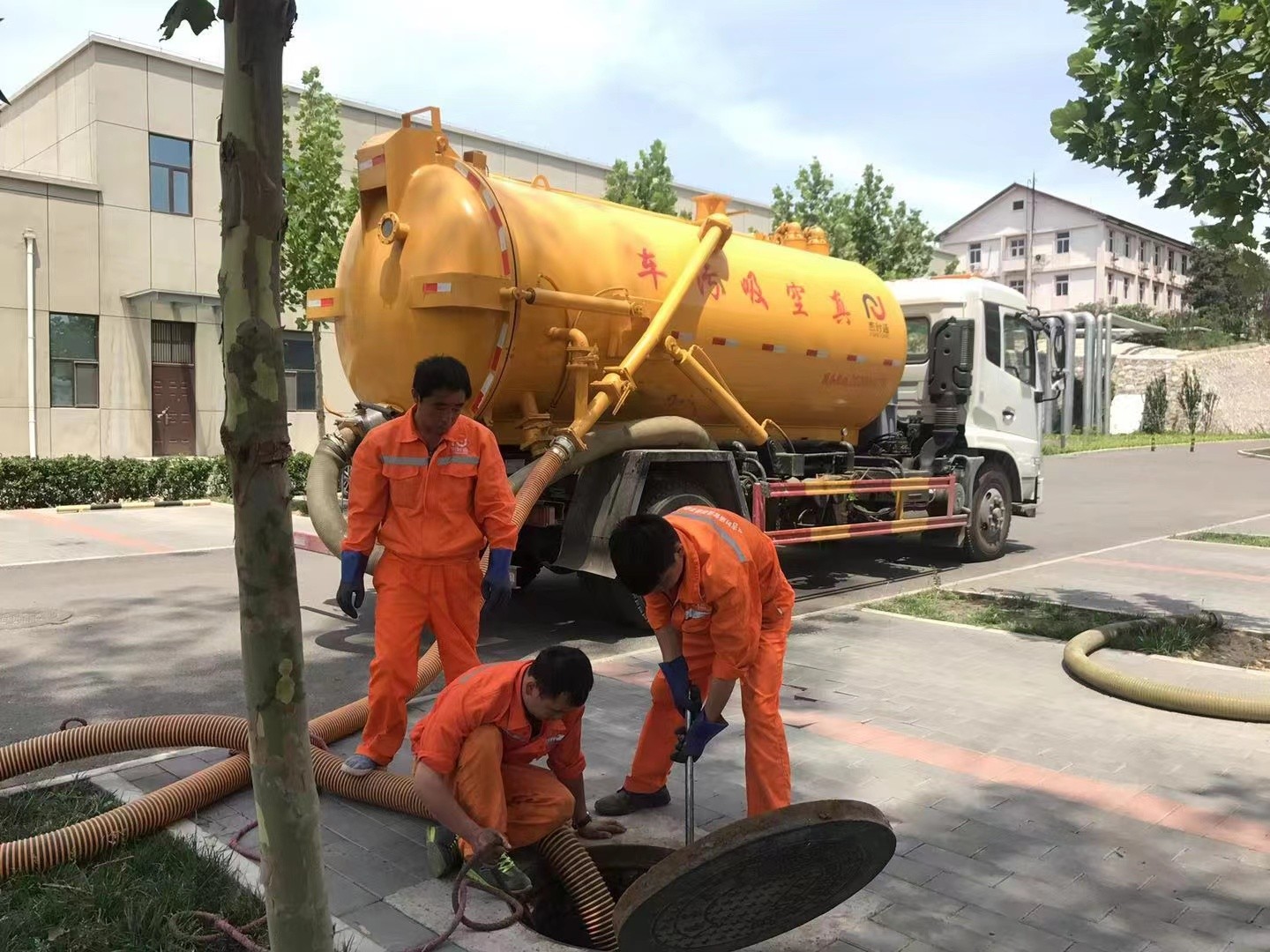 赵县管道疏通车停在窨井附近